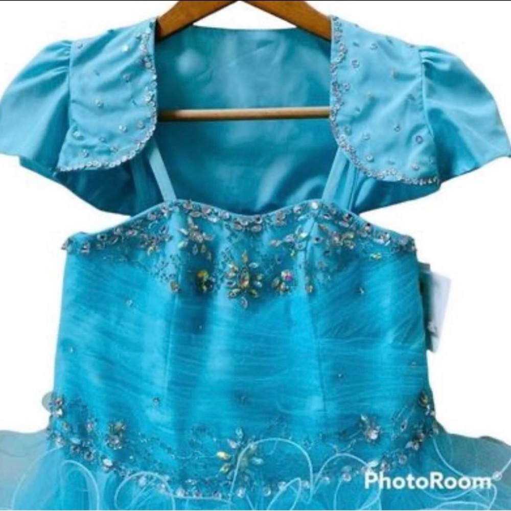 Girls Size 5 pageant dress in a beautiful turquoise color. Brand new.